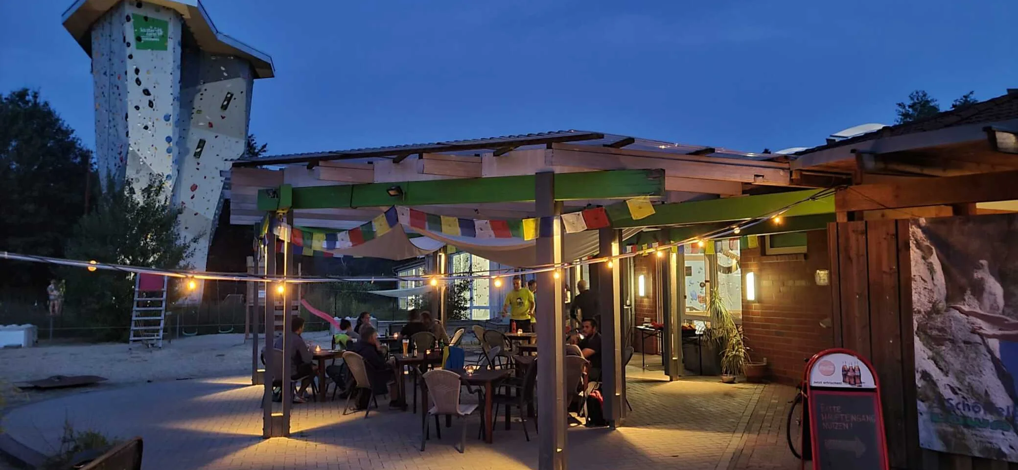 Ansicht des UP-DAV-Kletterzentrum abends auf der Terrasse | © Sektion