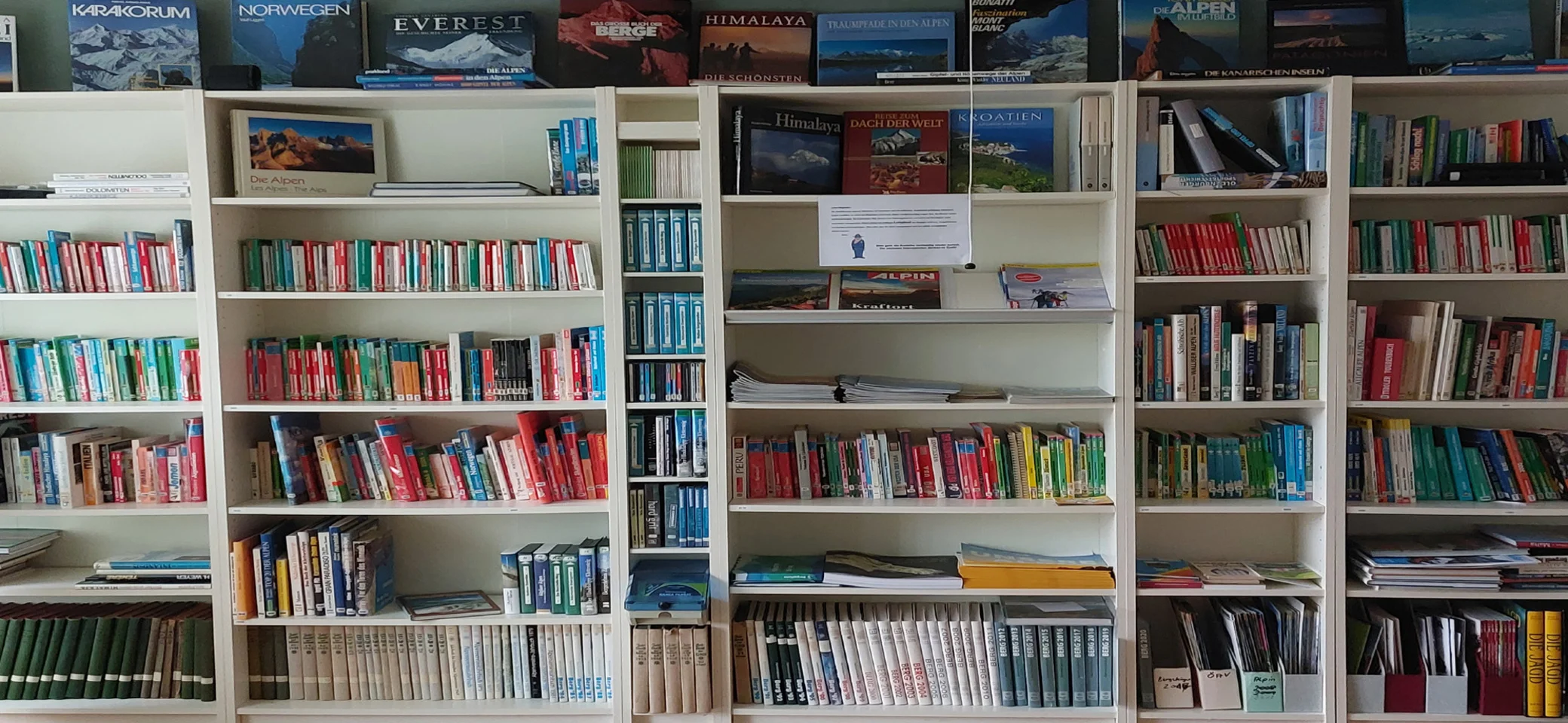 Bücher in einem Regal in der Geschäftsstelle | © Sektion-Oldenburg