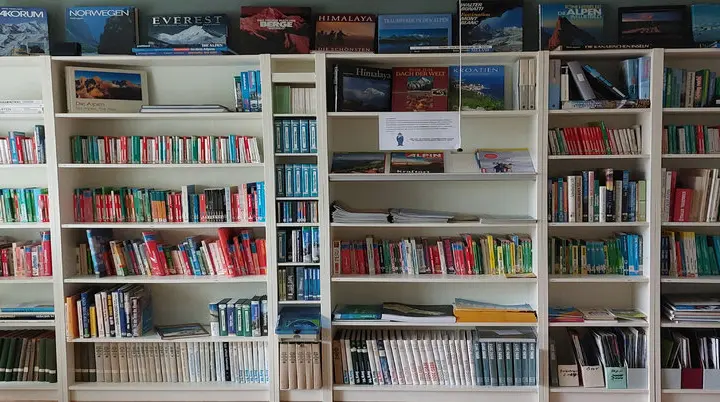 Bücher in einem Regal in der Geschäftsstelle | © Sektion-Oldenburg