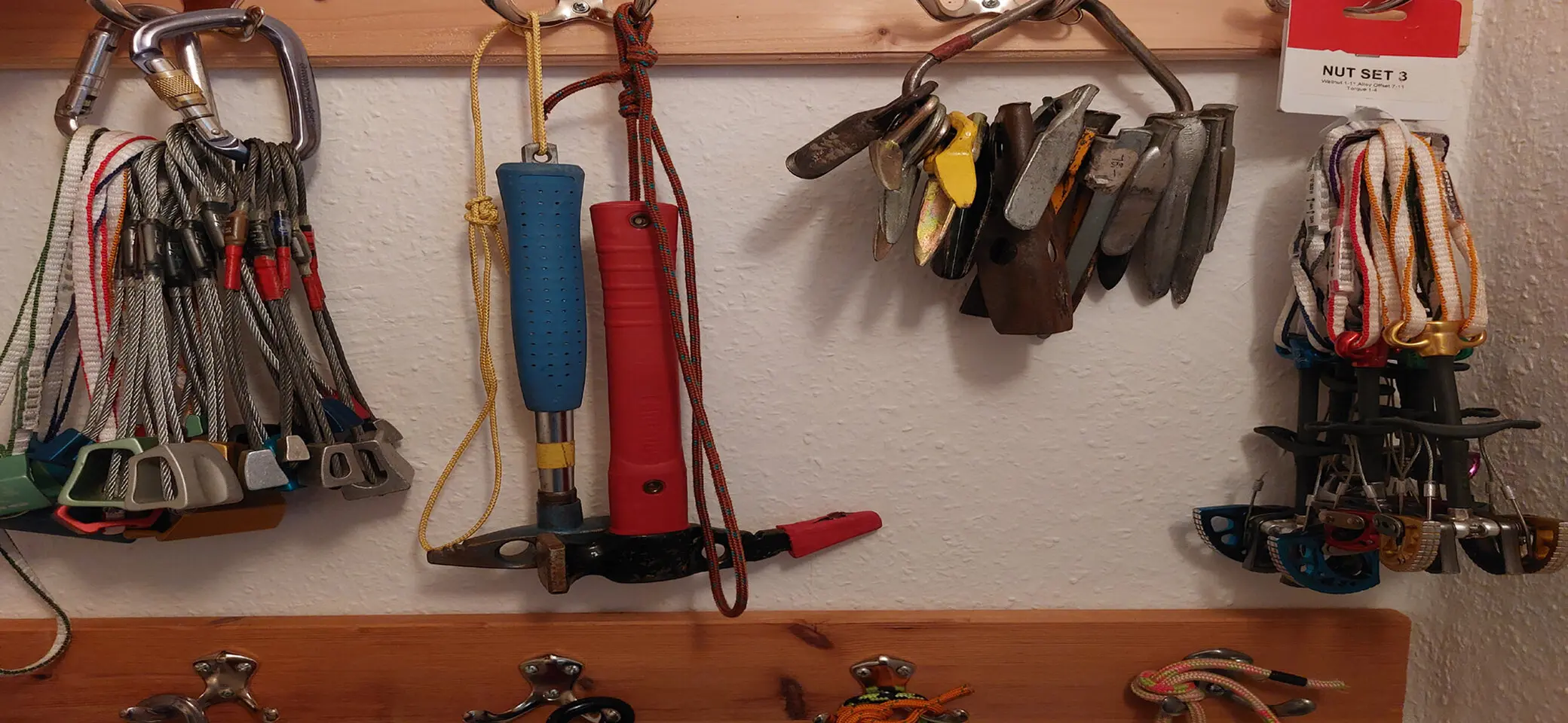 Ausruestung hängt an Haken an der Wand | © Sektion-Oldenburg