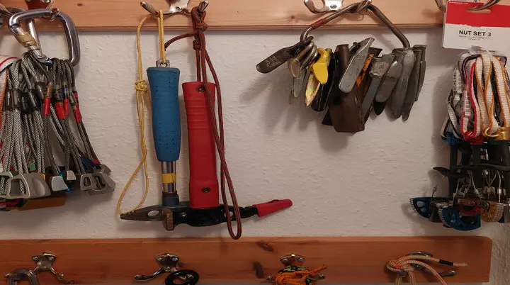 Ausruestung hängt an Haken an der Wand | © Sektion-Oldenburg