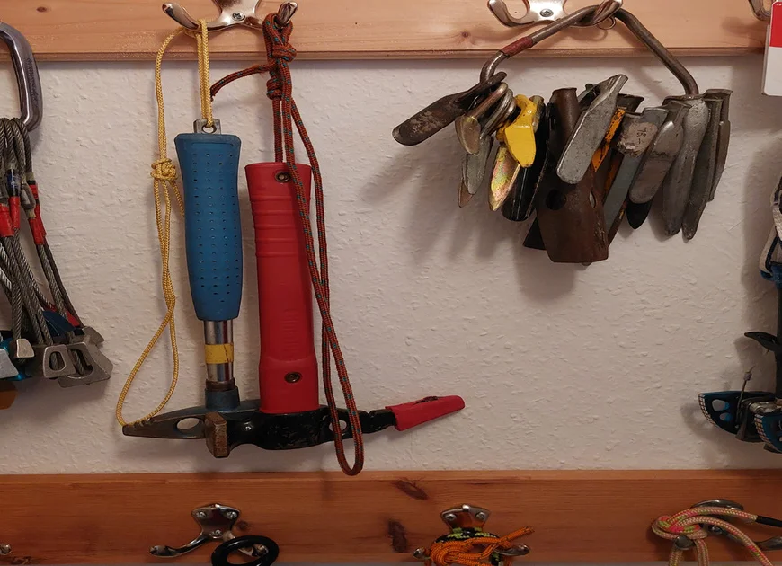 Ausruestung hängt an Haken an der Wand | © Sektion-Oldenburg