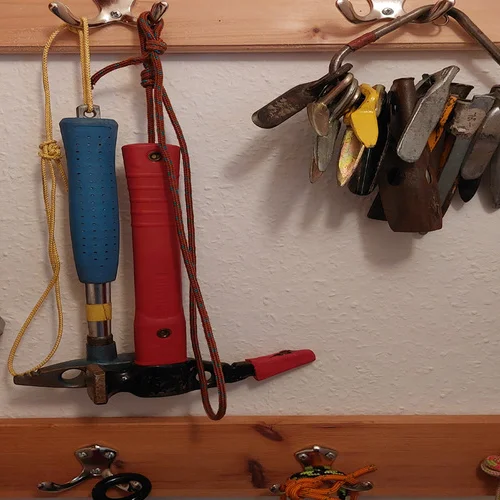 Ausruestung hängt an Haken an der Wand | © Sektion-Oldenburg