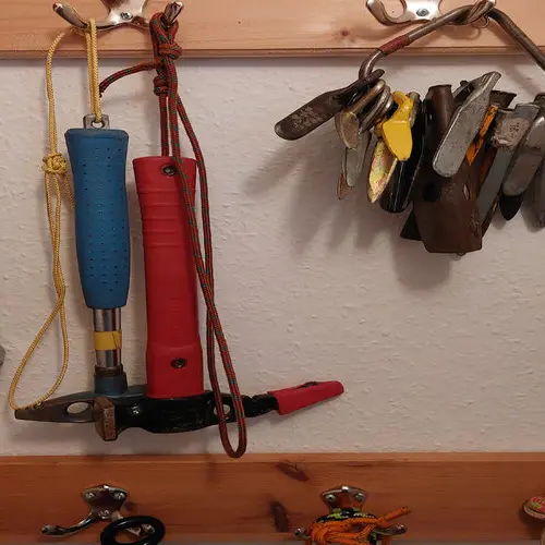 Ausruestung hängt an Haken an der Wand | © Sektion-Oldenburg