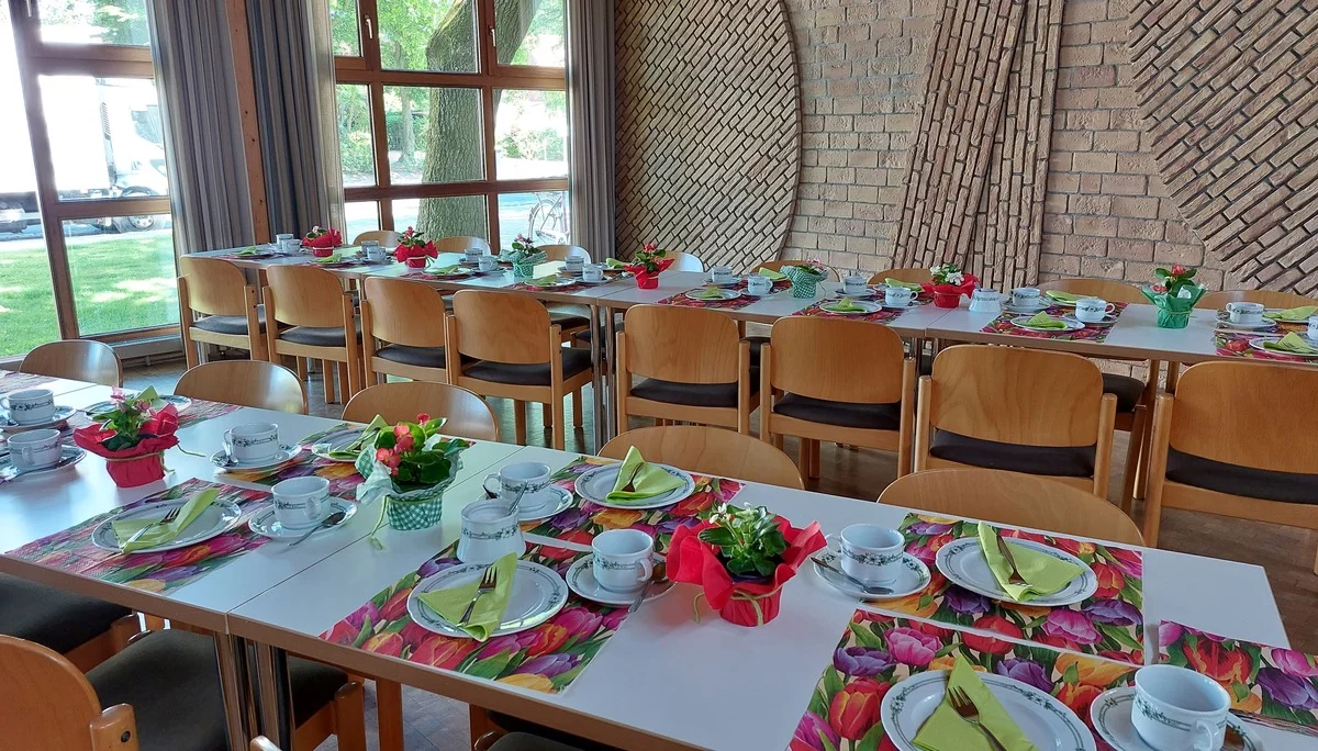 Gedeckter Kaffeetisch bei 60Plus-2023 | © Doris Kaltenborn