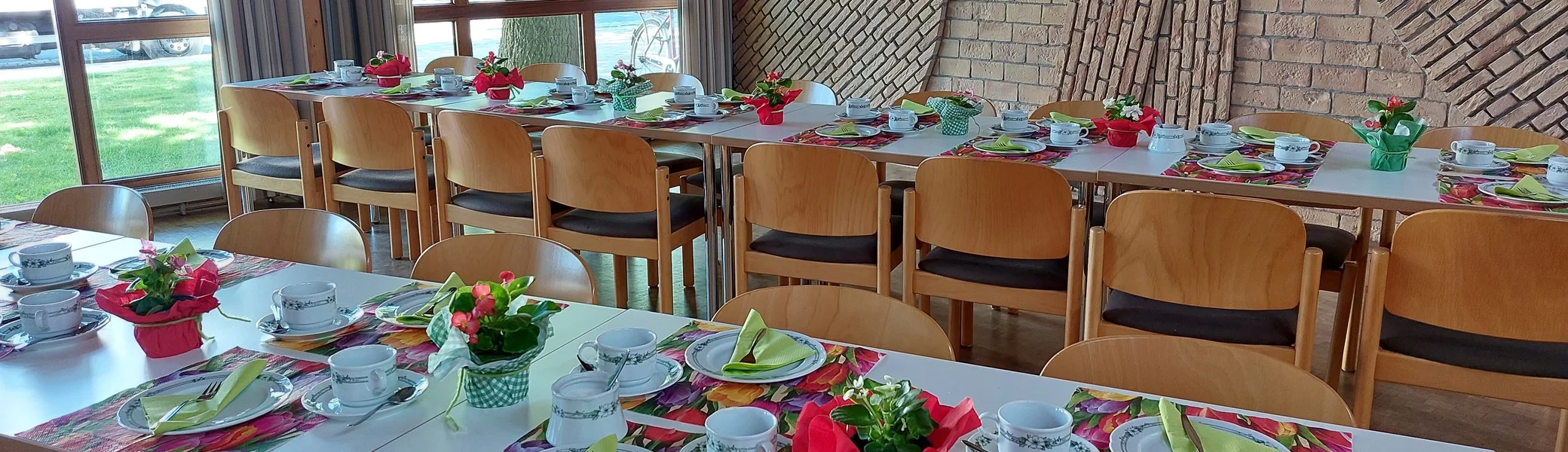 Gedeckter Kaffeetisch bei 60Plus-2023 | © Doris Kaltenborn