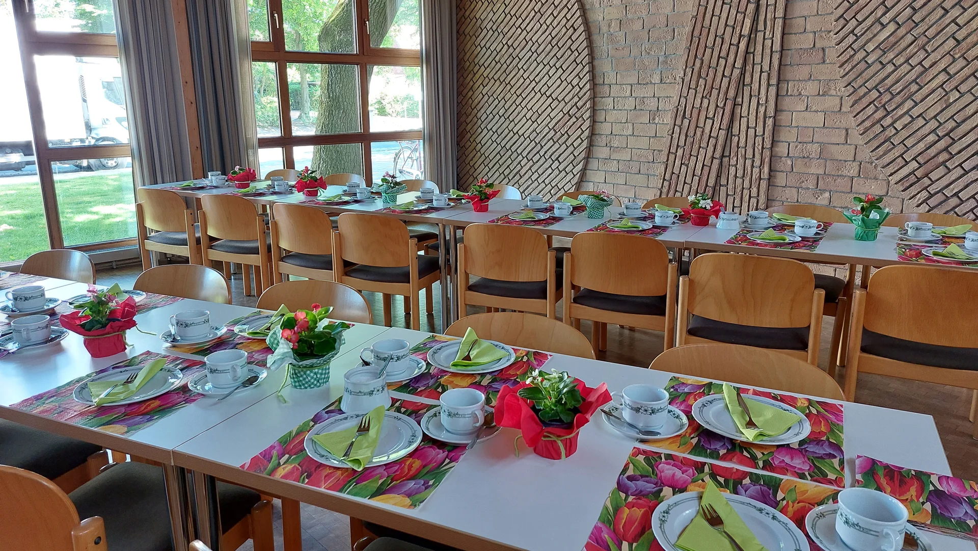 Gedeckter Kaffeetisch bei 60Plus-2023 | © Doris Kaltenborn