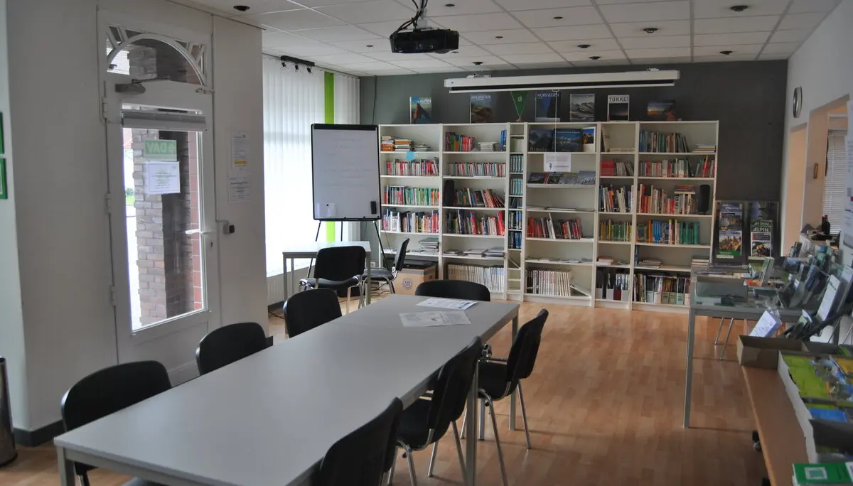 Geschaefstsstelle Innenbereich mit Tisch und Bücherregal  | © geschaefstsstelle-innenbereich