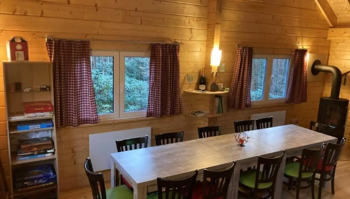 Hütte Innenbereich mit Tisch und Stühlen | © Sektion-Oldenburg