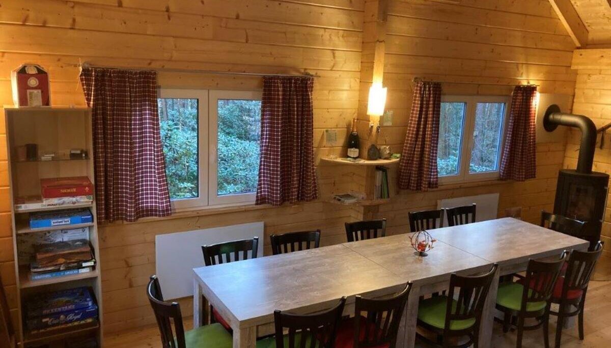 Hütte Innenbereich mit Tisch und Stühlen | © Sektion-Oldenburg