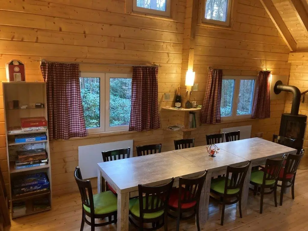 Hütte Innenbereich mit Tisch und Stühlen | © Sektion-Oldenburg