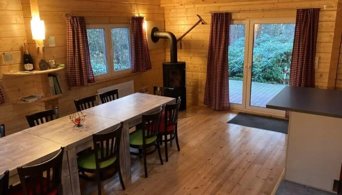 Hütte Innenbereich mit Tisch | © Sektion-Oldenburg