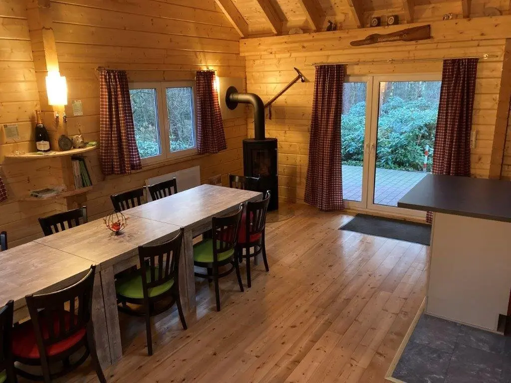 Hütte Innenbereich mit Tisch | © Sektion-Oldenburg