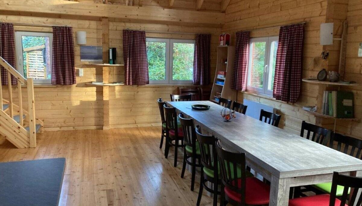 Hütte Innenbereich mit Tisch und Stühlen | © Sektion-Oldenburg
