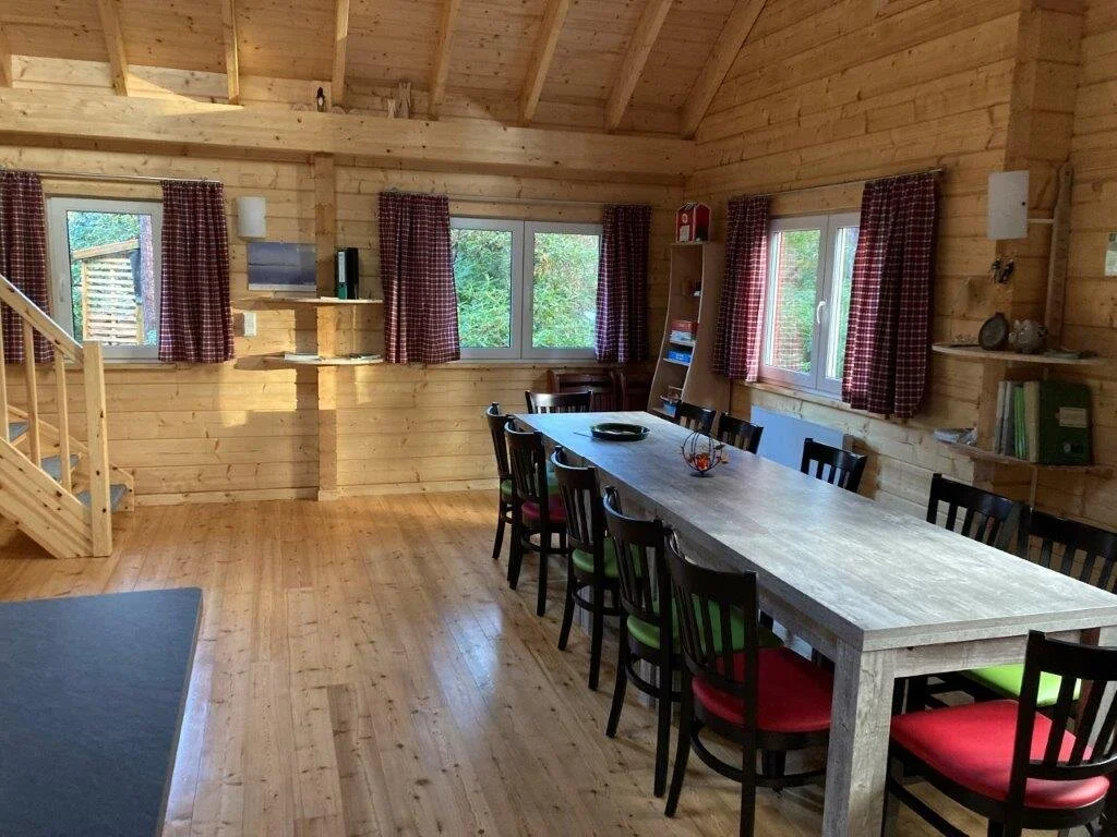 Hütte Innenbereich mit Tisch und Stühlen | © Sektion-Oldenburg