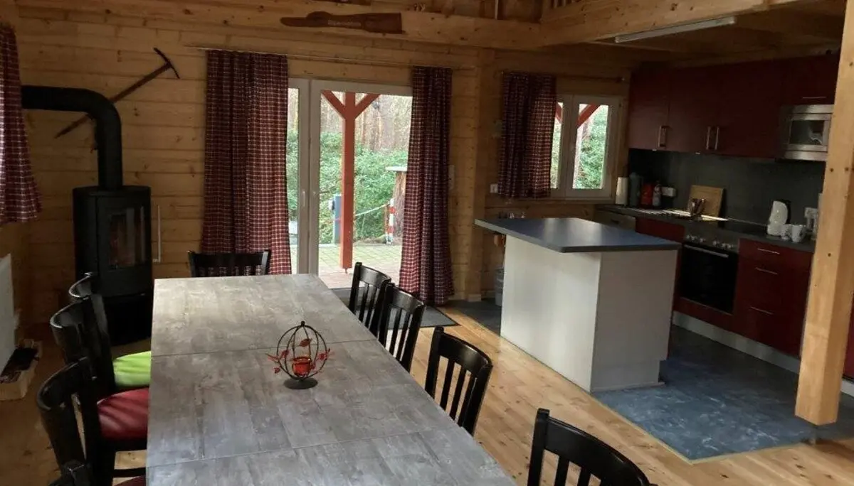 Hütte Innenbereich im Hintergrund der Ofen und die Küchenzeile | © Sektion-Oldenburg