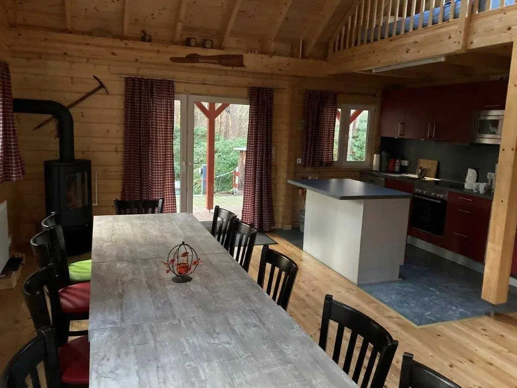 Hütte Innenbereich im Hintergrund der Ofen und die Küchenzeile | © Sektion-Oldenburg