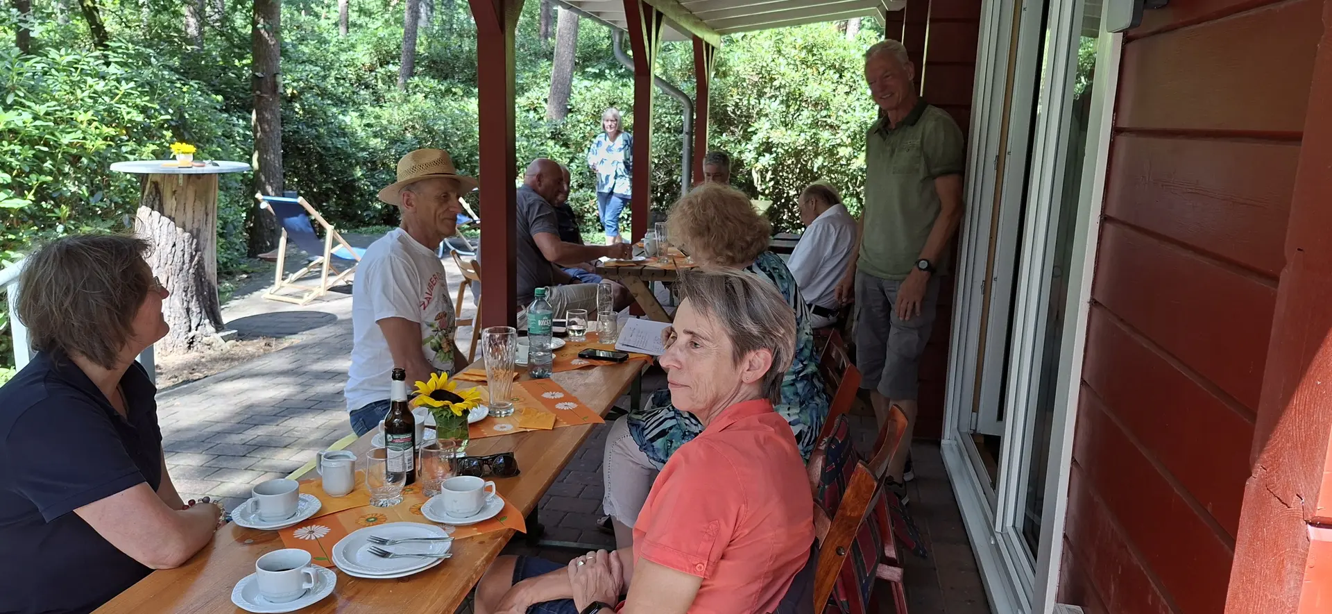Gäste des Sommerfestes sitzen auf der Terrasse der Poggenpohlhütte | © Werner Kaltenborn