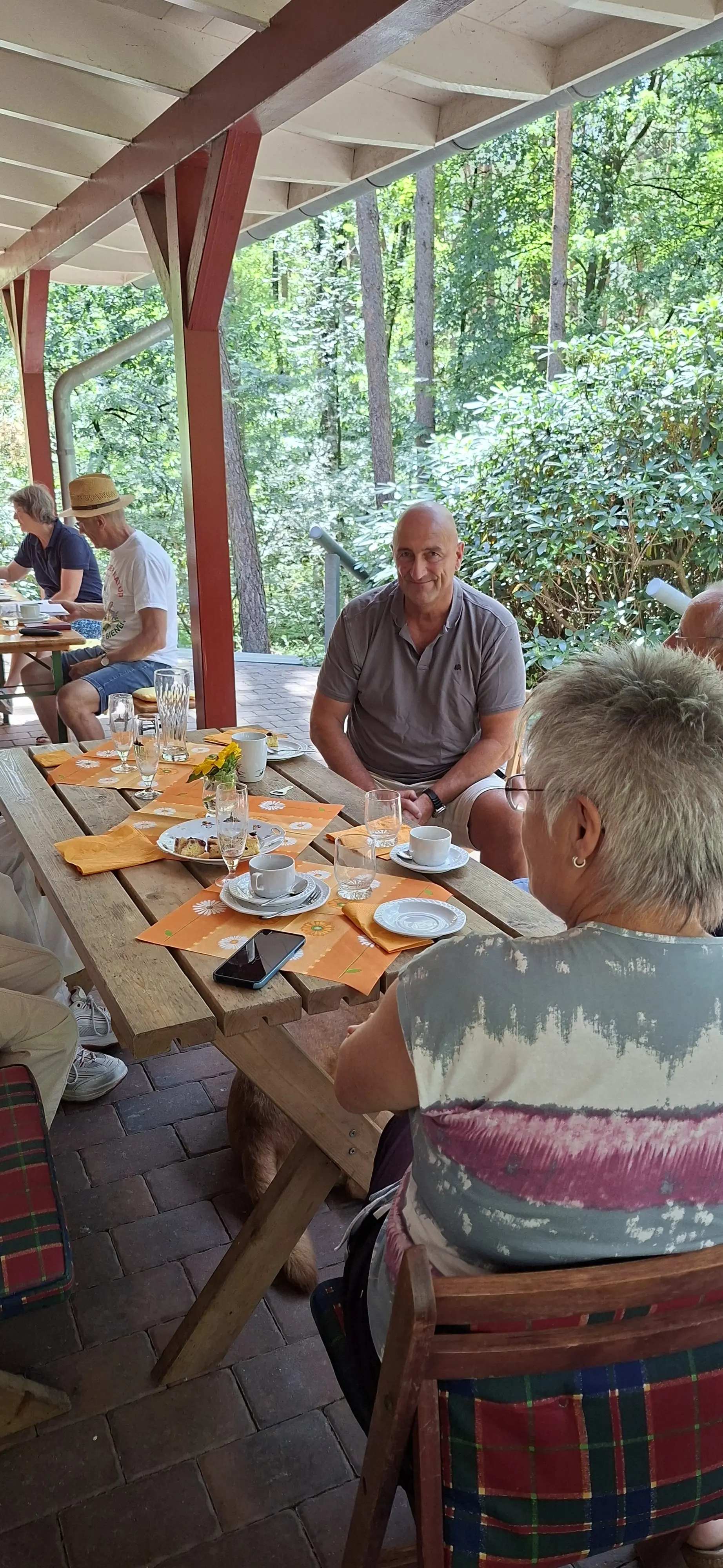 Gäste des Sommerfestes sitzen auf der Terrasse der Poggenpohlhütte | © Werner Kaltenborn