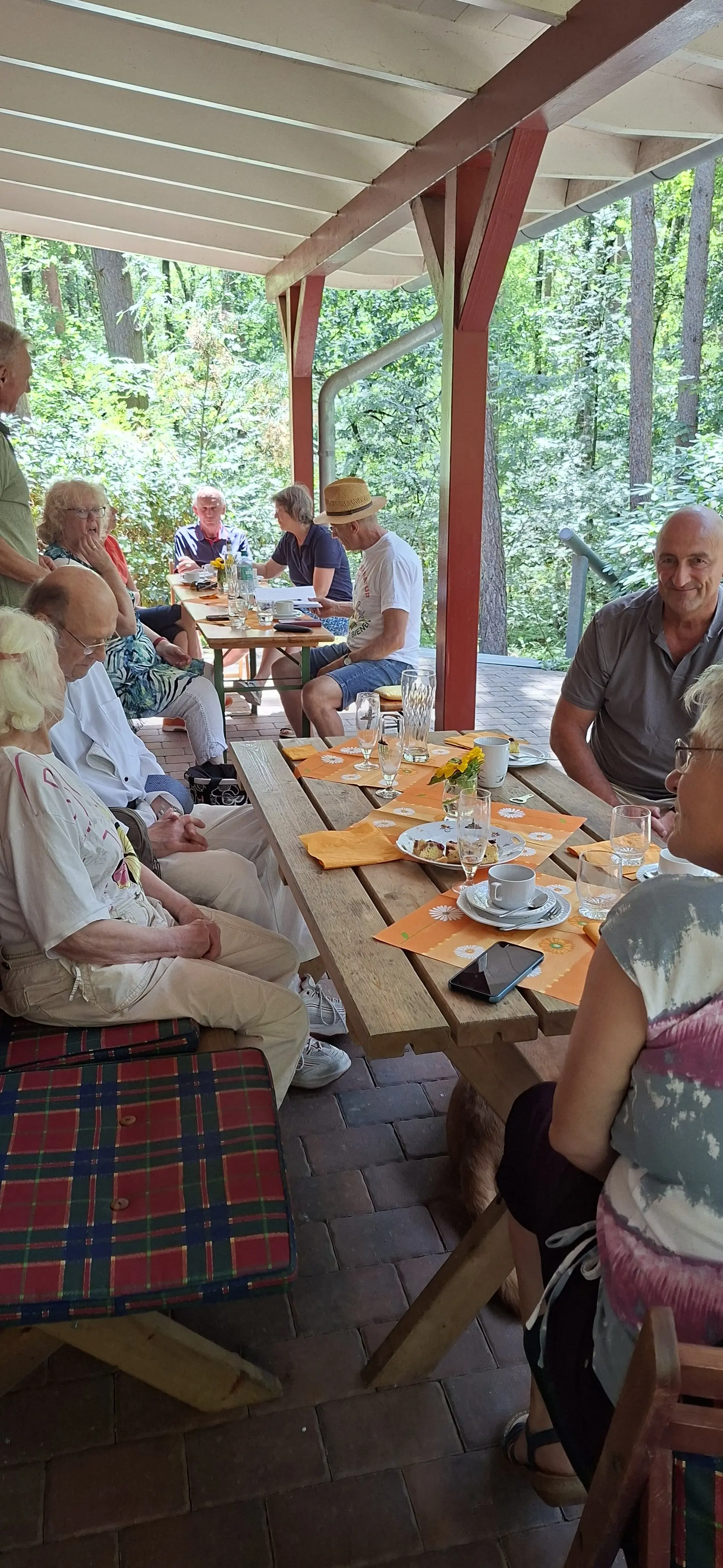Gäste des Sommerfestes sitzen auf der Terrasse der Poggenpohlhütte | © Werner Kaltenborn
