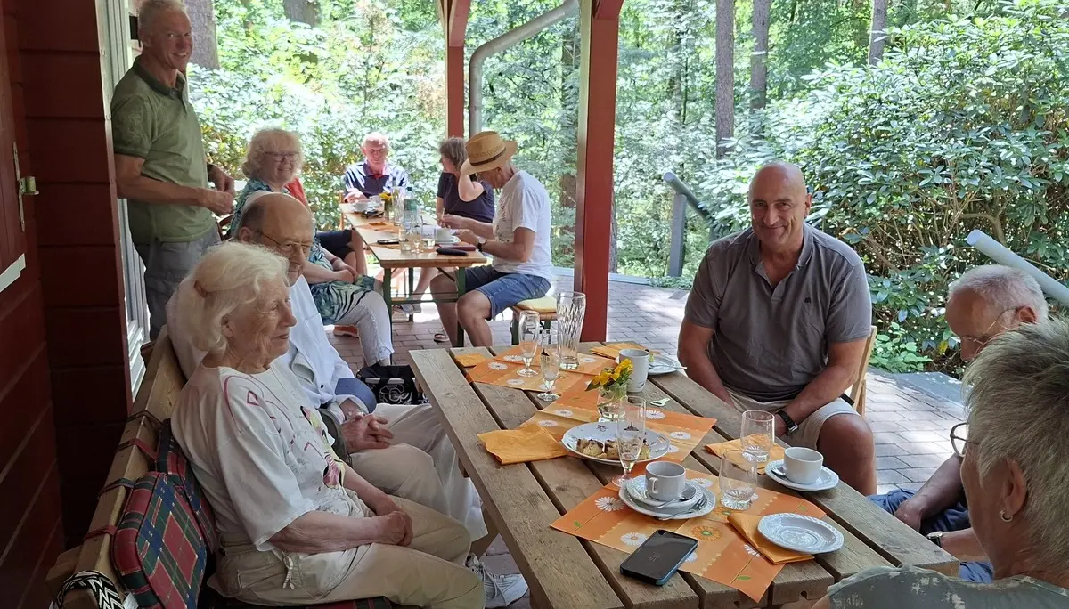Gäste des Sommerfestes sitzen auf der Terrasse der Poggenpohlhütte | © Werner Kaltenborn
