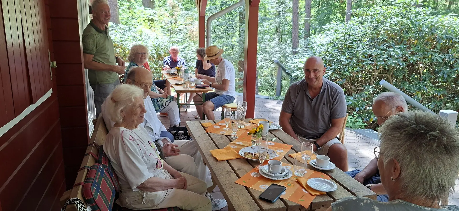 Gäste des Sommerfestes sitzen auf der Terrasse der Poggenpohlhütte | © Werner Kaltenborn