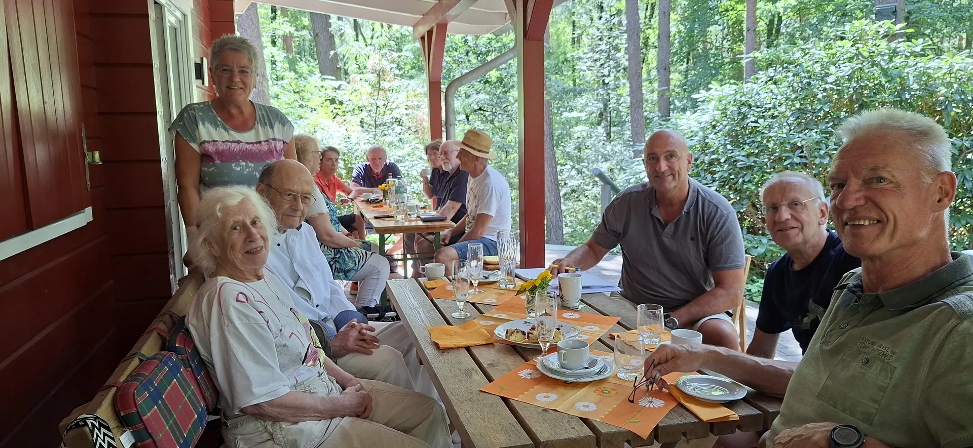 Gäste des Sommerfestes sitzen auf der Terrasse der Poggenpohlhütte | © Doris Kaltenborn