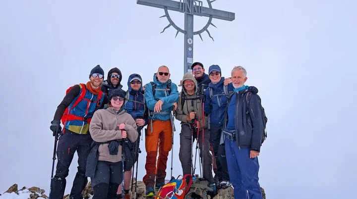 Schwarzkogelgipfel Gruppe am Gipfelkreuz | © Tim Rada