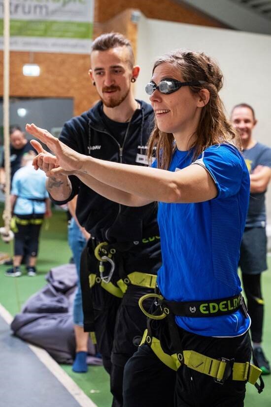Inklusiver Schnuppertag 2024 | © Kletterzentrum Eine Kletterin bei einer Simulation einer Sehbehinderung, daneben steht ein Trainer | © Kletterzentrum