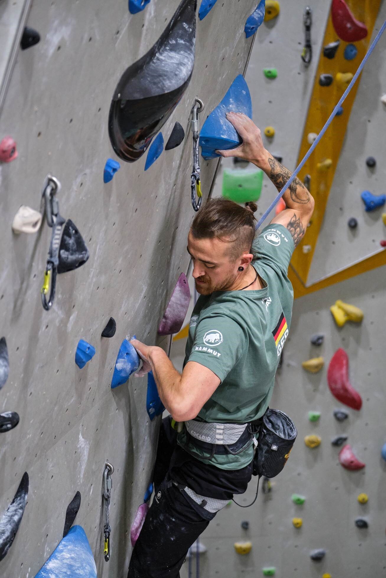 Aldrik Bethke beim Kadertraining | © Kletterzentrum Aldrik Bethke klettert beim Kadertraining an der Kletterwand | © Kletterzentrum