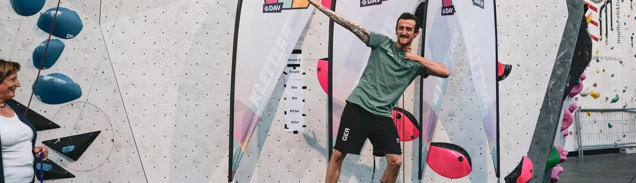 Aldrik Bethke steht auf dem Siegertreppchen nach Erreichen des 1. Platzes bei den deutschen Meisterschaften der Klasse AU3 im Paraclimbing | © DAV-Pavlo Vekla