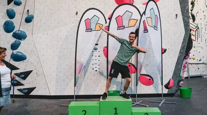 Aldrik Bethke steht auf dem Siegertreppchen nach Erreichen des 1. Platzes bei den deutschen Meisterschaften der Klasse AU3 im Paraclimbing | © DAV-Pavlo Vekla