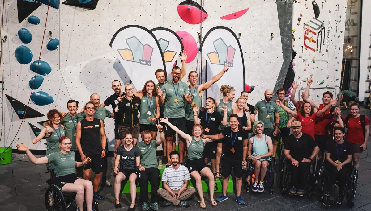 Teilnehmer*innen der Deutschen Meisterschaft des Paraclimbing als Gruppe bei der Siegerehrung | © DAV-Pavel Vekla