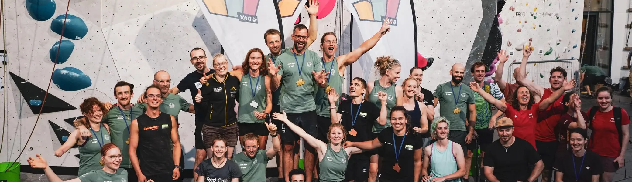 Teilnehmer*innen der Deutschen Meisterschaft des Paraclimbing als Gruppe bei der Siegerehrung | © DAV-Pavel Vekla