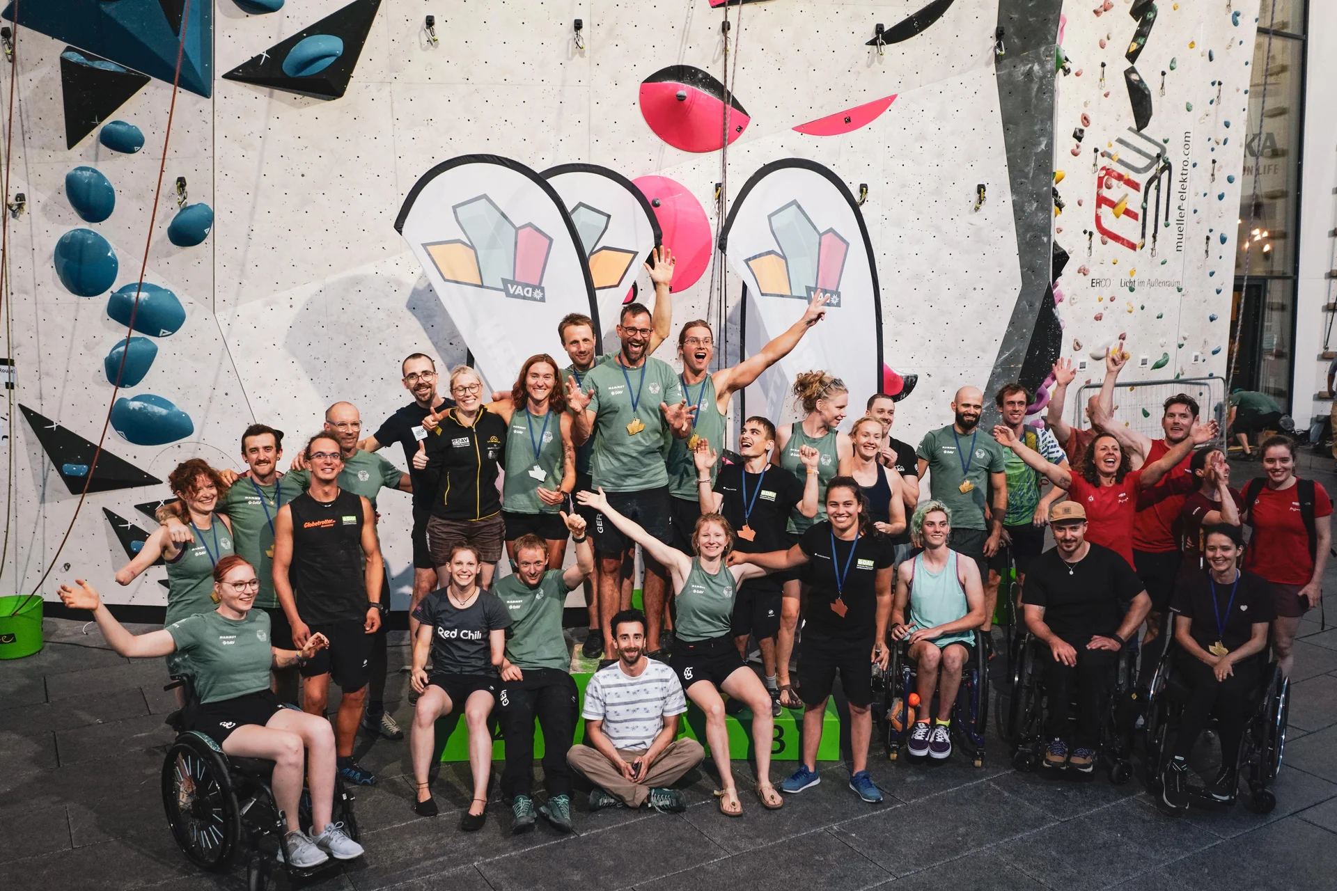 Teilnehmer*innen der Deutschen Meisterschaft des Paraclimbing als Gruppe bei der Siegerehrung | © DAV-Pavel Vekla