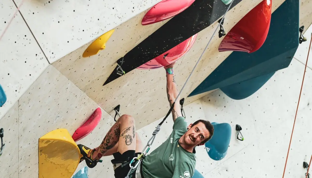 Aldrik Bethke ist in der Kletterwand zu sehen | © DAV-Pavlo Vekla