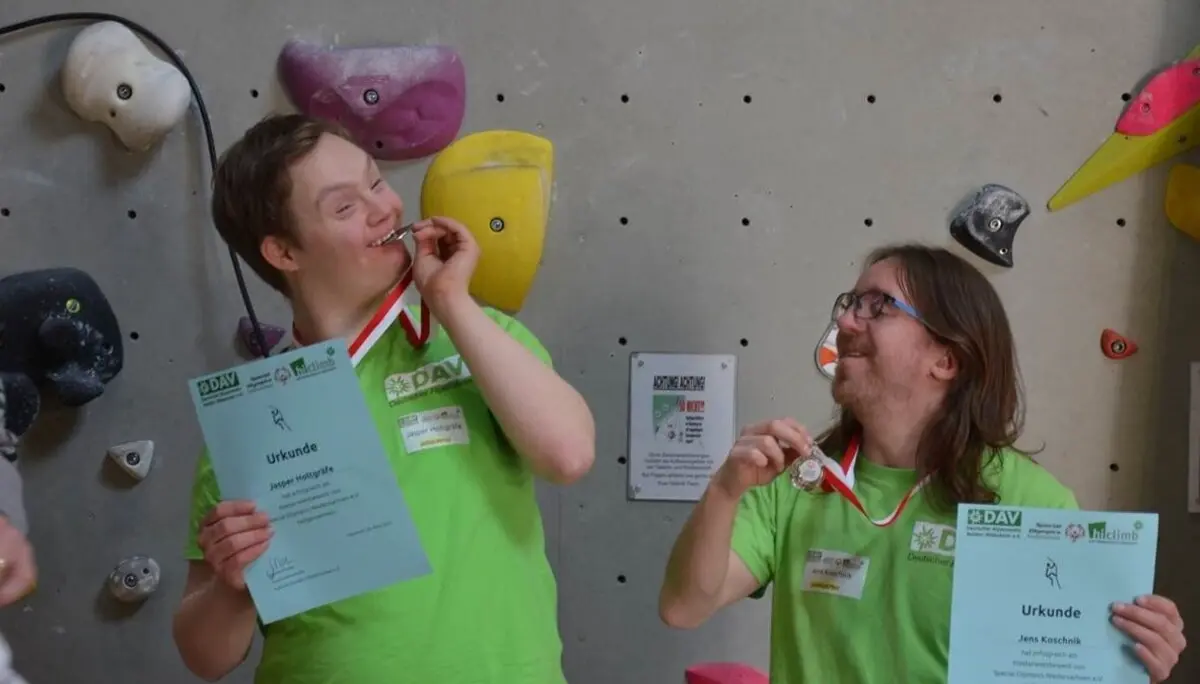 Zwei Teilnehmer bei den Special Olympics Niedersachsen zeigen ihre Siegerurkunden | © Ralf Holtgrefe