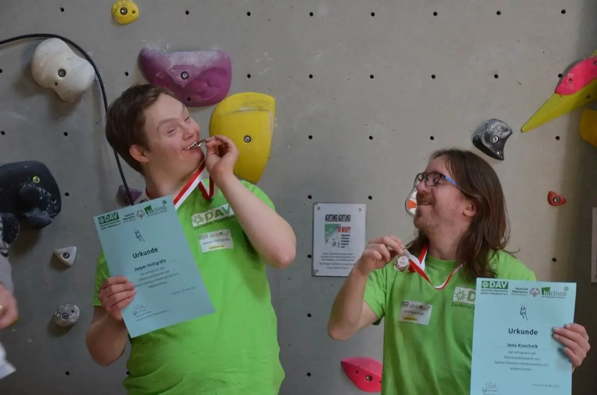 Zwei Teilnehmer bei den Special Olympics Niedersachsen zeigen ihre Siegerurkunden | © Ralf Holtgrefe