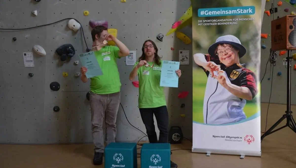 Zwei Teilnehmer bei den Special Olympics Niedersachsen zeigen ihre Siegerurkunden | © Ralf Holtgrefe