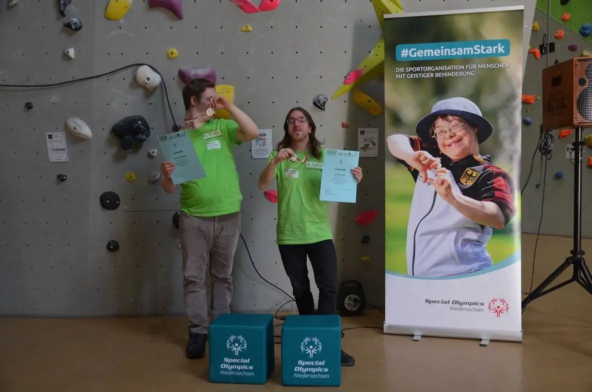 Zwei Teilnehmer bei den Special Olympics Niedersachsen zeigen ihre Siegerurkunden | © Ralf Holtgrefe