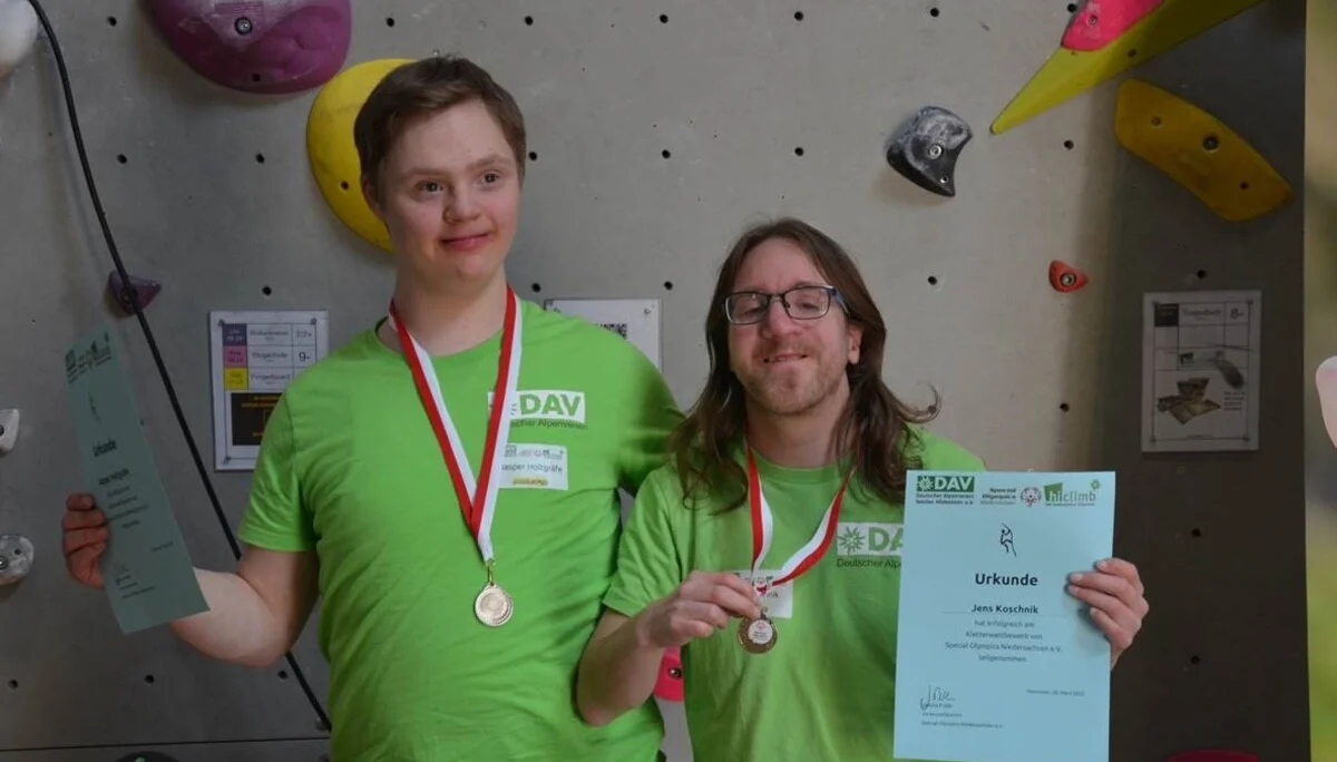 Zwei Teilnehmer bei den Special Olympics Niedersachsen zeigen ihre Siegerurkunden | © Ralf Holtgrefe