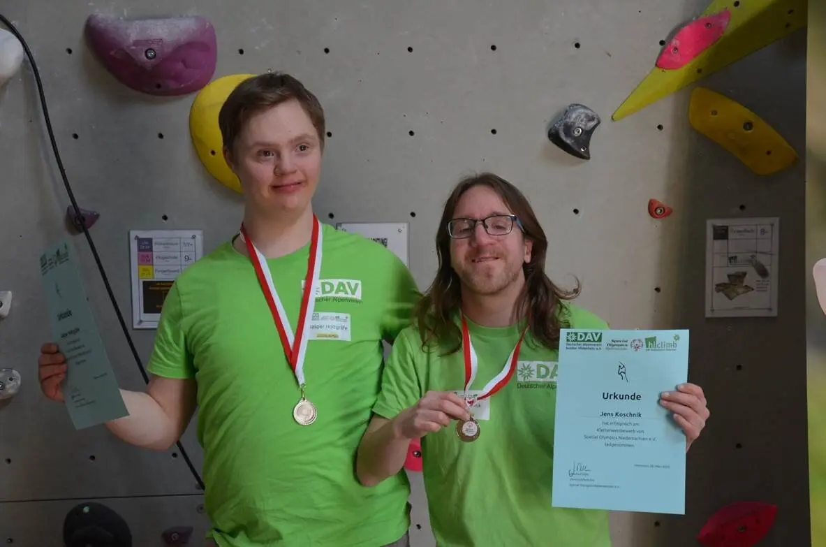 Zwei Teilnehmer bei den Special Olympics Niedersachsen zeigen ihre Siegerurkunden | © Ralf Holtgrefe