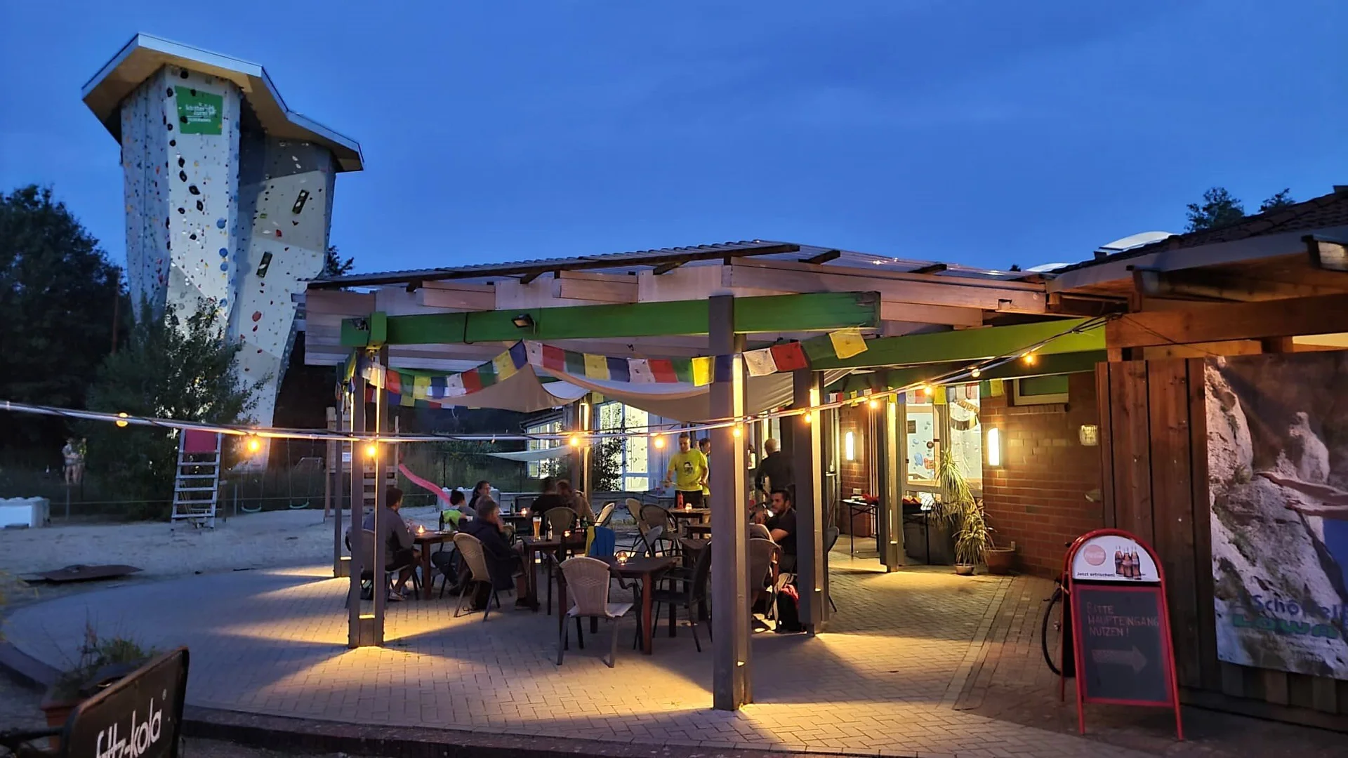 aussenansicht-kletterzentrum-terrasse | © Kletterzentrum