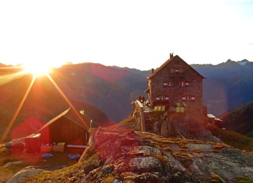 Erlanger Hütte im Ötztal | © Thomas Tamke Im Vordergrund die Erlanger Hütte im Ötztal, dahinter ist ein Sonnenaufgang über den Bergen zu sehen. | © Thomas Tamke