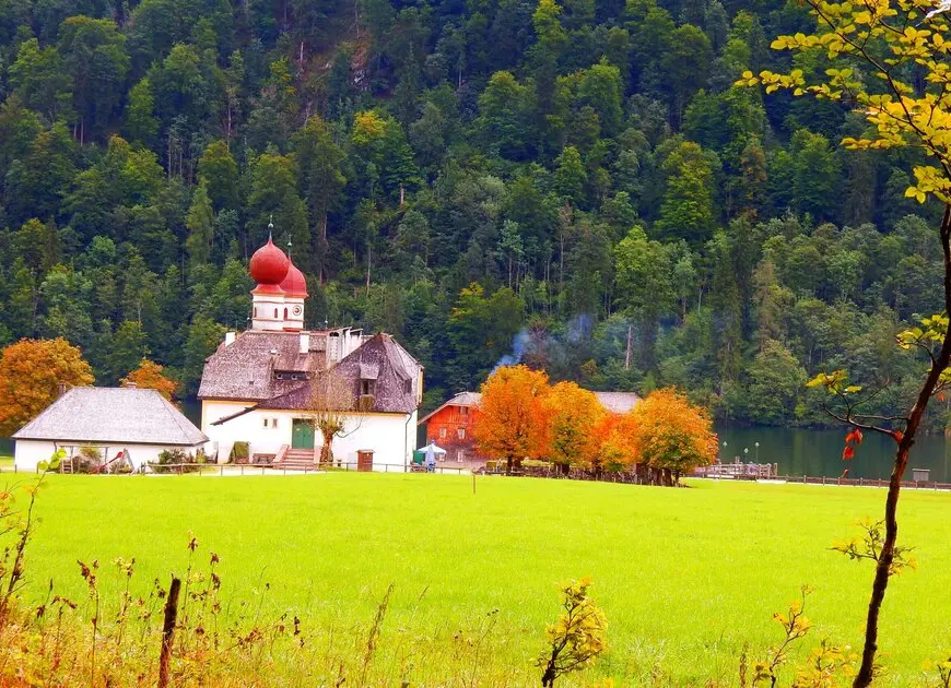 Kirche davor ein gelbes Feld | © Thomas Tamke