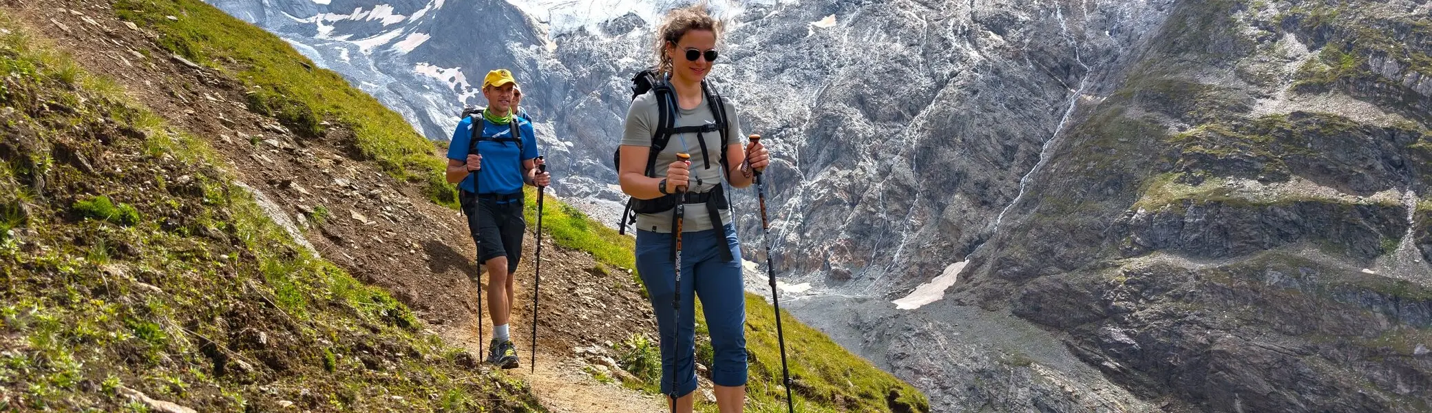 Zwei Personen wandern  am Berg im Ötztal | © Tim Rada
