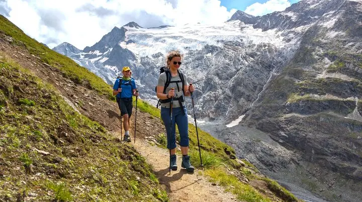 Zwei Personen wandern  am Berg im Ötztal | © Tim Rada
