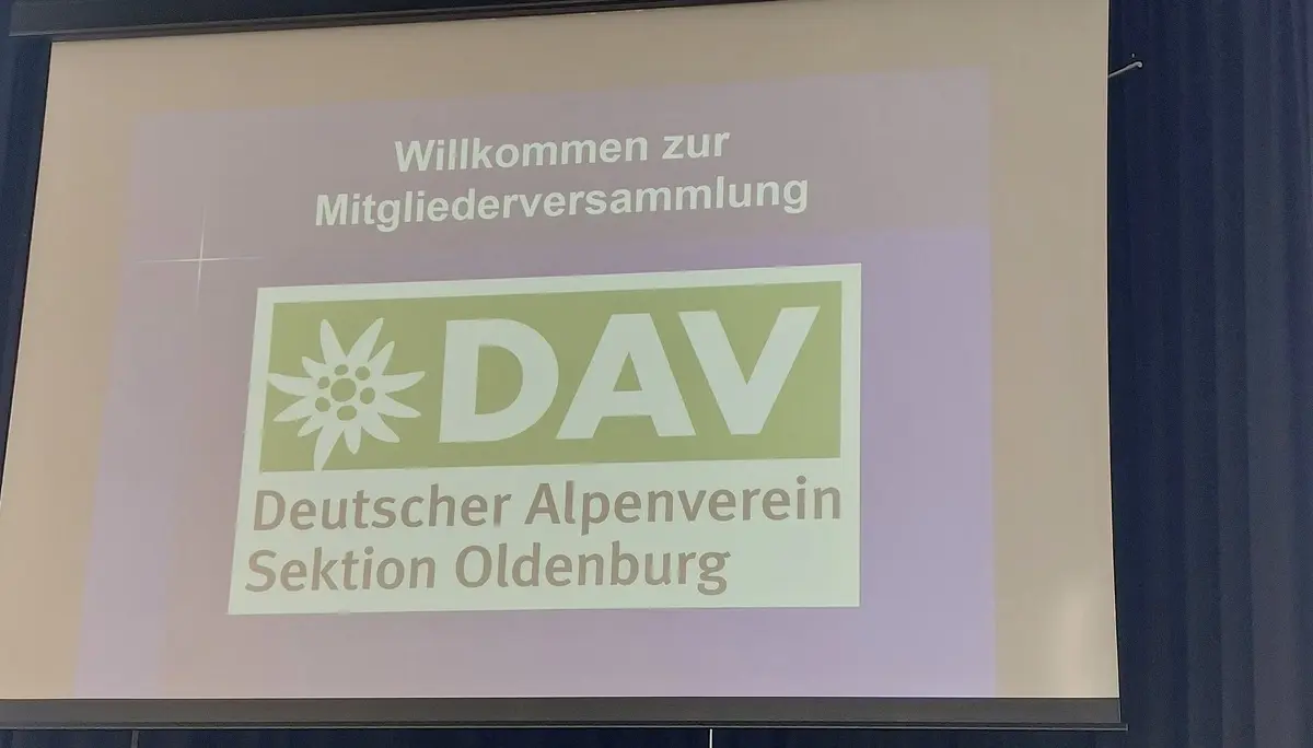 Teilnehmende an der Mitgliederversammlung 2026 sitzen auf Stühlen im Saal des PFL-Kulturzentrums | © Doris Kaltenborn
