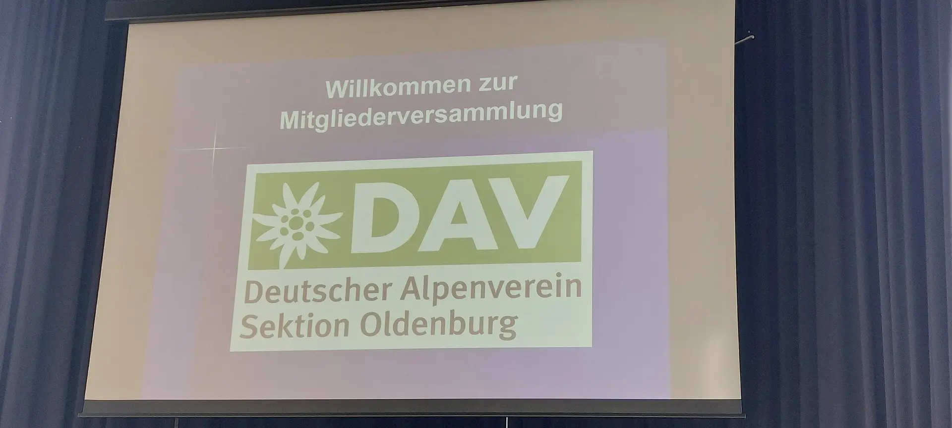 Teilnehmende an der Mitgliederversammlung 2026 sitzen auf Stühlen im Saal des PFL-Kulturzentrums | © Doris Kaltenborn