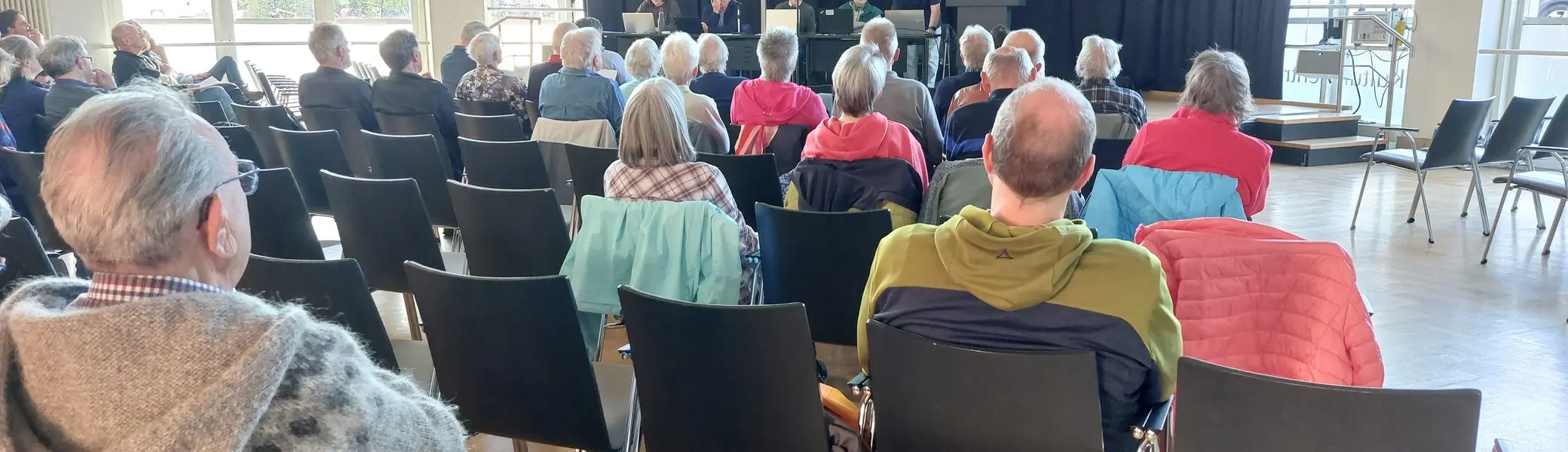 Teilnehmende an der Mitgliederversammlung 2026 sitzen auf Stühlen im Saal des PFL-Kulturzentrums | © Doris Kaltenborn